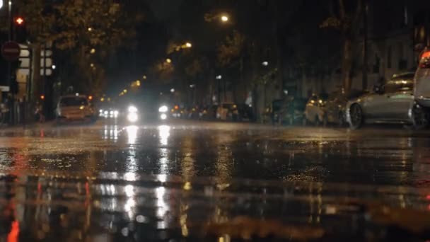 Δρόμο με τα αυτοκίνητα και λακούβες τη βροχερή νύχτα, Παρίσι — Αρχείο Βίντεο