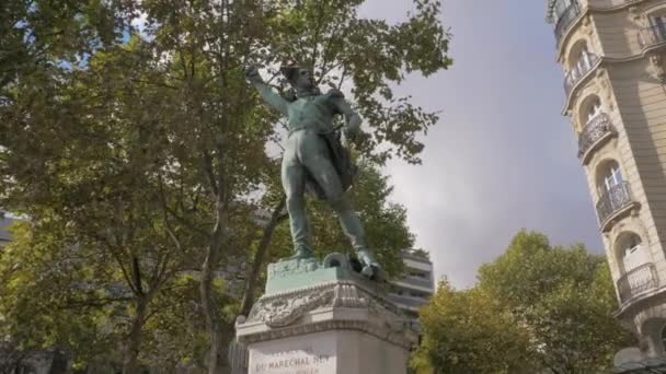 Estatua de Michel Ney en París, Francia — Vídeo de stock