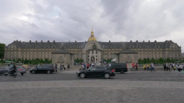 Les Invalides vista con puerta de entrada. Turismo de París, Francia — Vídeos de Stock