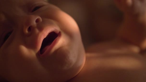 Bebé niña de tres meses está llorando — Vídeos de Stock