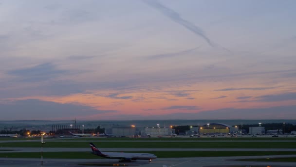 Aviones conduciendo en el aeropuerto Sheremetyevo en el atardecer, Moscú — Vídeo de stock