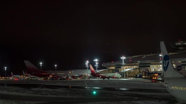 夜、モスクワのヴヌーコヴォ国際空港の空港ルーチンのタイムラプス — ストック動画