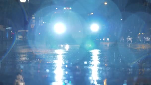 Autóforgalom nedves úton, esős éjszaka, Párizs — Stock videók