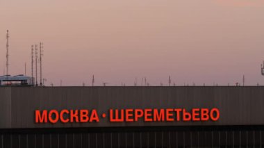 Terminal F, Sheremetyevo Havaalanı, alacakaranlık görünümünde. Moscow, Rusya Federasyonu