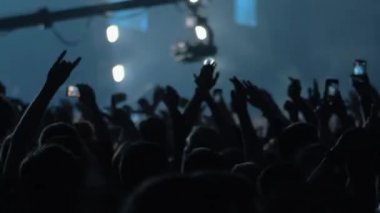 Heyecanlı hayranları konserde dans