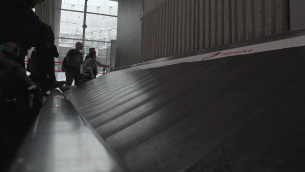 Timelapse skott av personer på bagage hävdar område på flygplatsen, Paris — Stockvideo