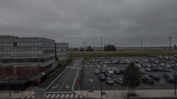 Timelapse z automobilové dopravy na parkovišti a letadla jízdy na letišti, Paříž