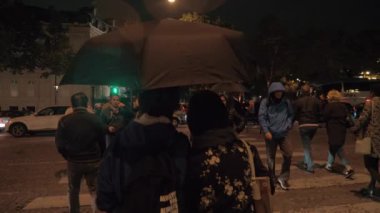 Yeşil trafik ışığı gece şehirde üzerinde karşıdan karşıya geçerken yaya. Paris, Fransa