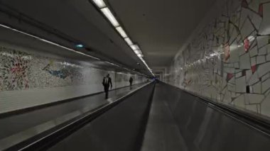 Metro tünelden tarafından düz yürüyen merdiven hareketli Timelapse. Paris, Fransa