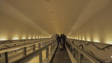 Paris, Fransa için havaalanında düz yürüyen merdiven üzerinde kişi