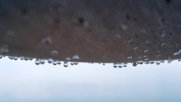 Pure regendruppels die uit textiel schuur vallen — Stockvideo