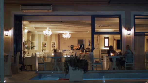 Vista sul ristorante vuoto con due cameriere di notte — Video Stock