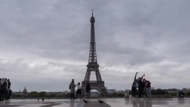 Людей спостережень Ейфелева вежа з оглядової площадки в Парижі — стокове відео