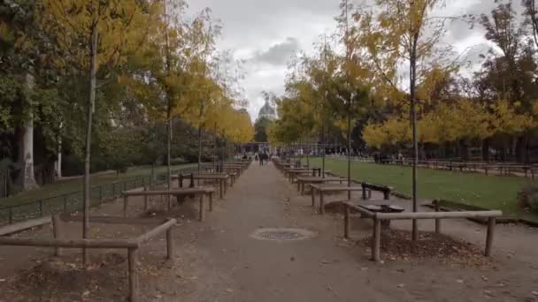 Timelapse από το περπάτημα κατά μήκος της διαδρομής το φθινόπωρο τους κήπους του Λουξεμβούργου. Παρίσι, Γαλλία — Αρχείο Βίντεο