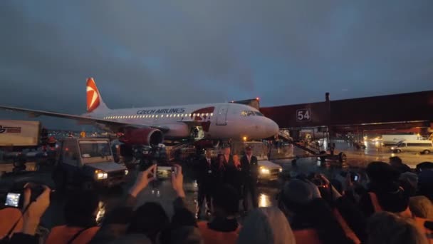 Verslaggevers nemen van foto's van Czech Airlines bemanning tijdens het spotten bij Sheremetyevo — Stockvideo