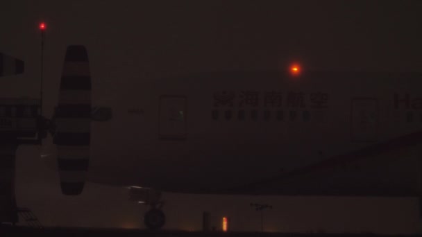 Avión de llegada de aviones Hainan por la noche. Aeropuerto de Sheremetyevo en Moscú — Vídeos de Stock