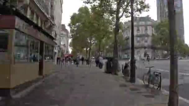 Timelapse περπάτημα κατά μήκος της πολυσύχναστο δρόμο του Παρισιού, Γαλλία — Αρχείο Βίντεο