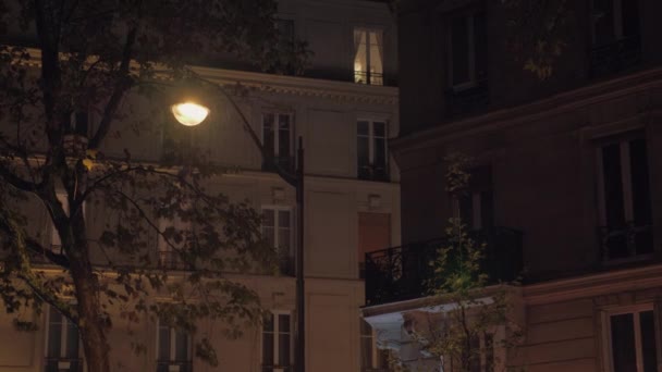 Дрібний льодяник надворі. Вид на будинки і ліхтар восени вночі — стокове відео