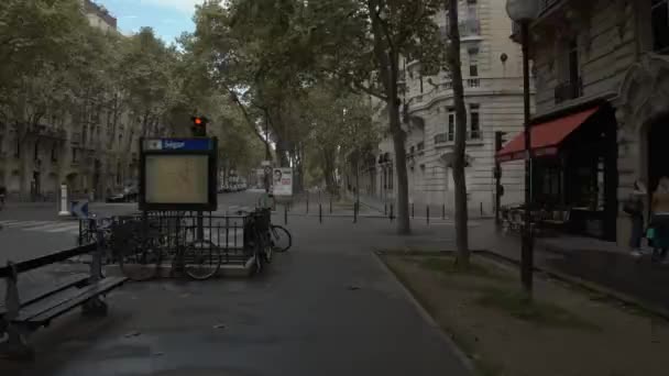 Timelapse spacery wzdłuż ulicy paryskiej, Francja — Wideo stockowe