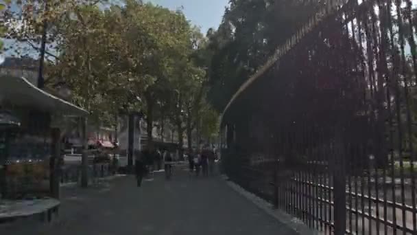 Timelapse de andar em movimentada rua lotada em Paris, França — Vídeo de Stock