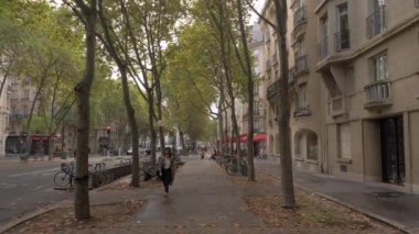 Paris, Fransa'da Velib Park ile cadde boyunca yürüyüş