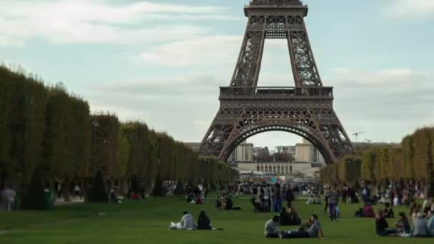 Timelapse of people on green lawn of Champ de Mars in Paris, France — Stock Video