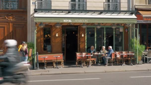 Rua em Paris com pequenos cafés à beira da estrada, França — Vídeo de Stock