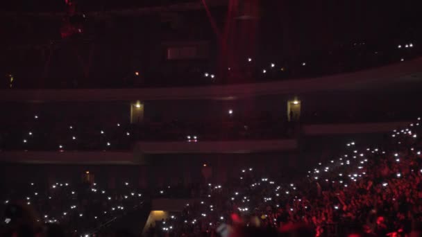 어둠 속에서 손전등을 흔들며 콘서트에서 팬 들 — 비디오