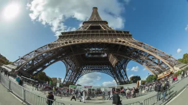 Zeitraffer des Personenverkehrs am Eiffelturm gegen den Himmel, Paris — Stockvideo