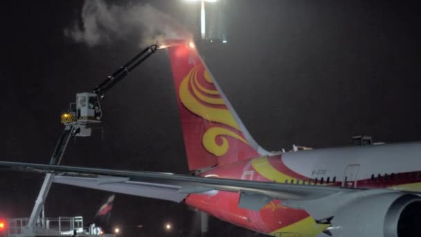 Ěsi a odmrazující díla pro letadlo Hainan Airlines na letiště Šeremetěvo, Moskva — Stock video