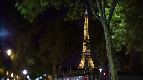 Eyfel Kulesi ve yanıp sönen trafik ışıkları, gece, Fransa Paris manzaralı — Stok video