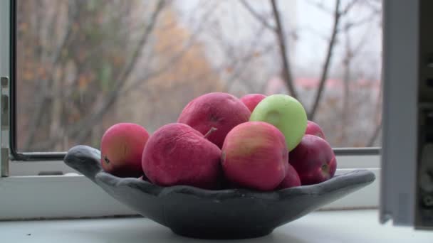 Bol aux pommes et fin de l'automne devant la fenêtre — Video