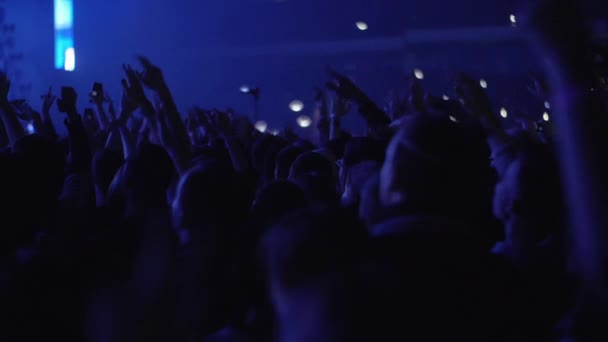 Переполненный концертный зал с восторженными поклонниками — стоковое видео
