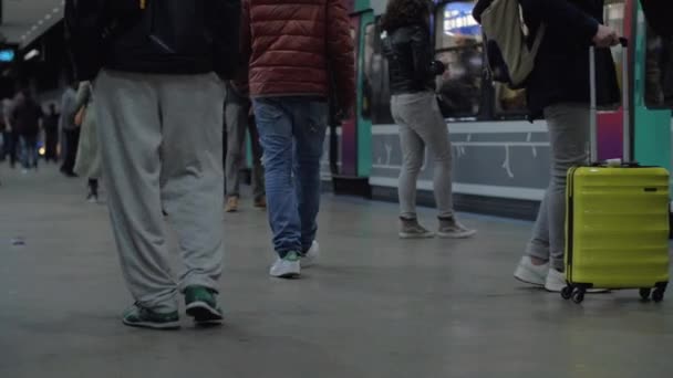 Gente viajando a la ciudad en metro — Vídeo de stock