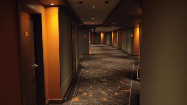 Séta a hotel szoba a folyosón, hogy gyorsítsák fel — Stock videók