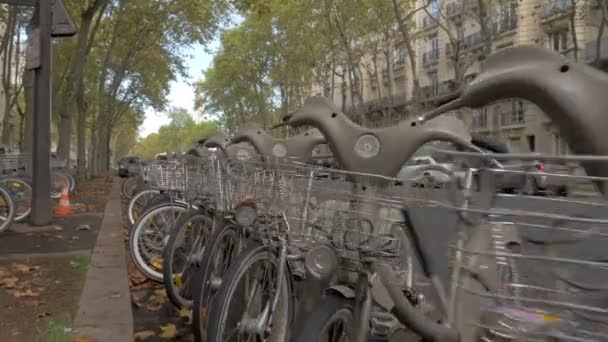 Verhuur fietsen in Parijs straat, Frankrijk — Stockvideo