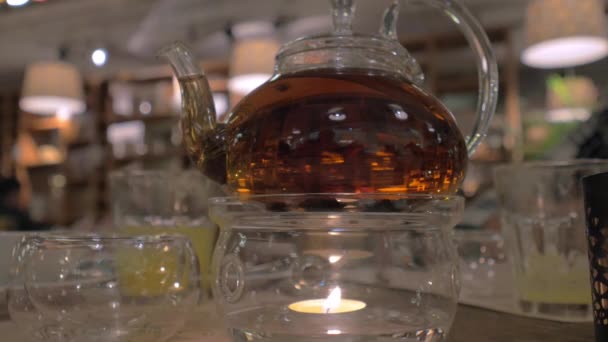 Скляний чайник нагрівається зі свічкою — стокове відео
