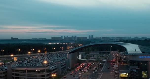 Timelapse de la ville de nuit avec des routes achalandées près de l'aéroport de Sheremetyevo, Moscou — Video