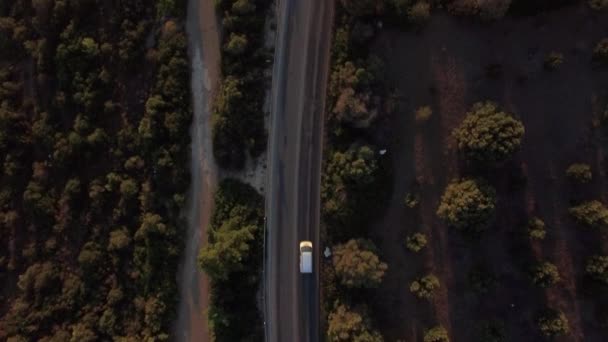 Πετώντας πάνω από αυτοκίνητα οδήγηση σε δρόμο στη χώρα, Ελλάδα — Αρχείο Βίντεο