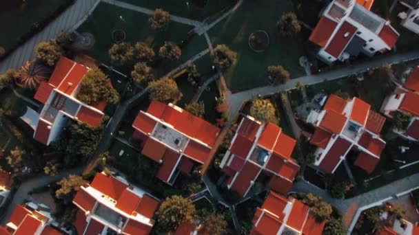 Escena aérea de villas y mar con playa. Vacaciones en Trikorfo Beach, Grecia — Vídeos de Stock