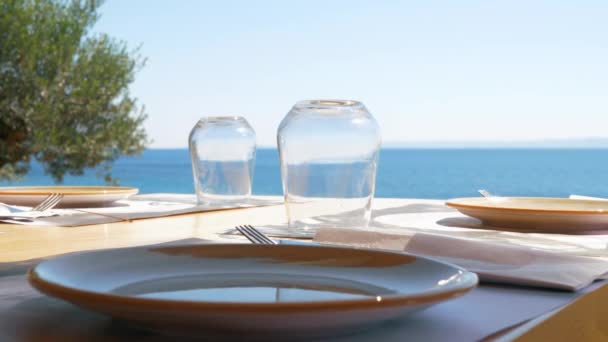 Servito tavolo in caffè all'aperto con vista mare — Video Stock