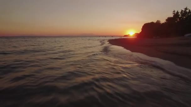 Repül át a strand és a tengerre a naplemente csónakokkal. Trikorfo Beach, Görögország — Stock videók