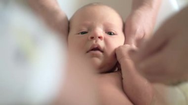 İlk banyo yeni doğan bebek