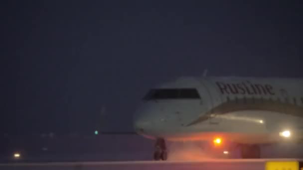Rusline 飞机抵达多莫杰多沃机场在冬夜, 莫斯科 — 图库视频影像