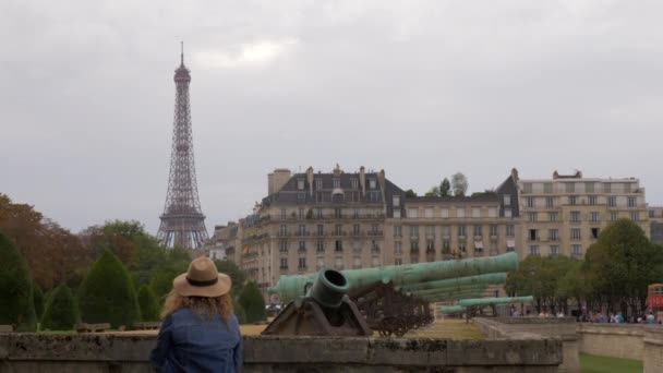 Vista de París con Torre Eiffel y cañones antiguos cerca de Les Invalides, Francia — Vídeos de Stock