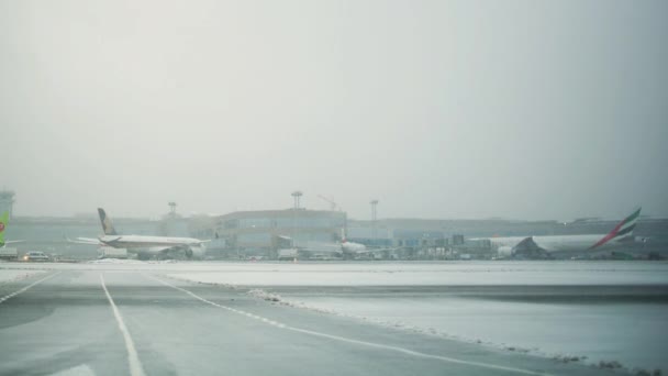 Calendário do tráfego de aviões e degelo no aeroporto de Domodedovo no inverno, Moscou — Vídeo de Stock