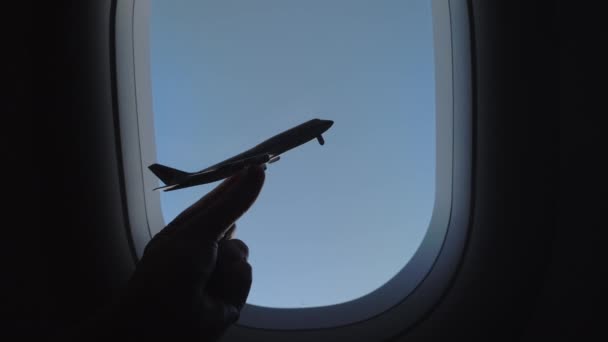 Modelo de avião contra o céu no iluminador — Vídeo de Stock