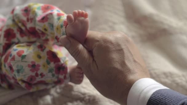 Grandad touching feet of baby grandchild — Stock Video