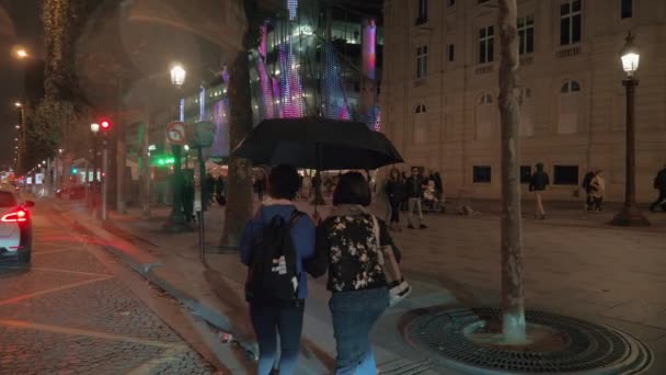 Soirée en ville. Personnes marchant dans la rue parisienne, France — Video
