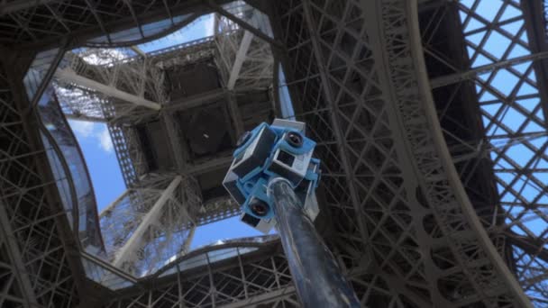 Fotografar imagens de 360 graus sob a Torre Eiffel em Paris, França — Vídeo de Stock